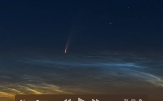 亚得里亚海上空升起的新智彗星